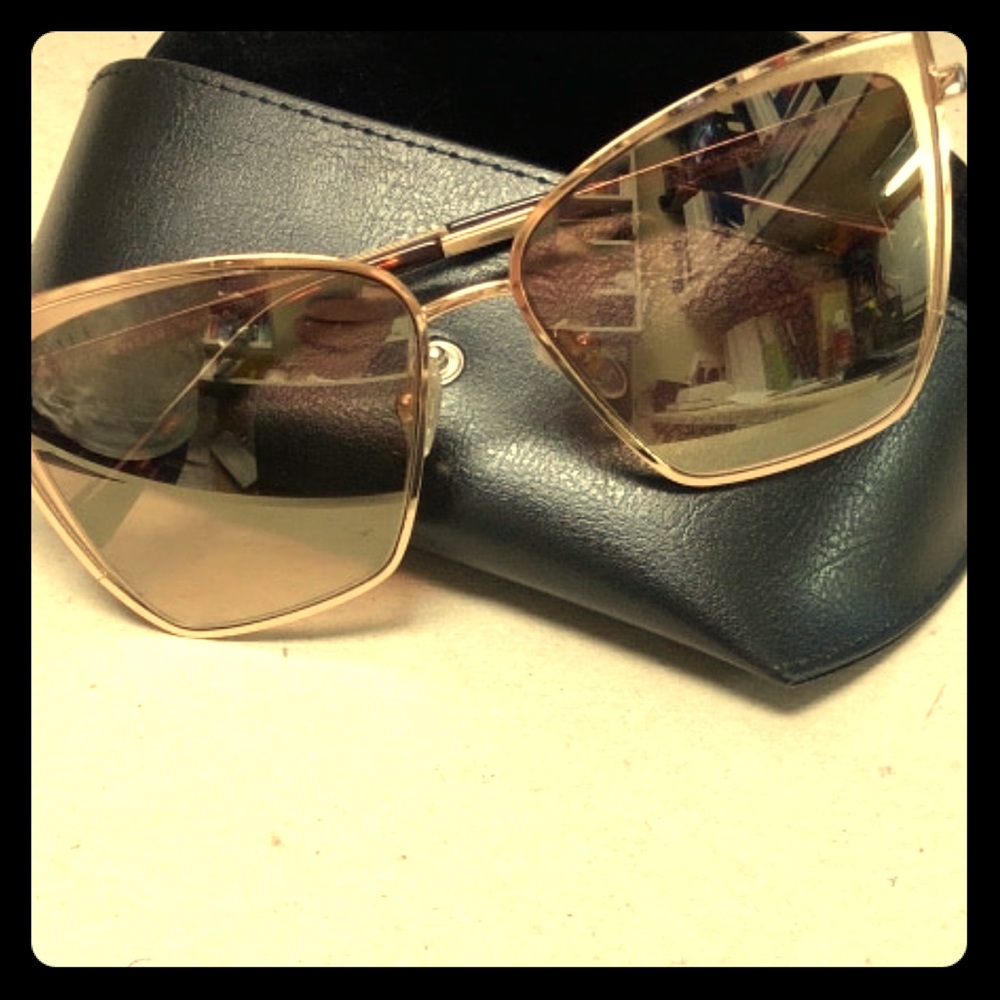 Rarely worn “BECKY” style Diff Eyewear Sunglasses